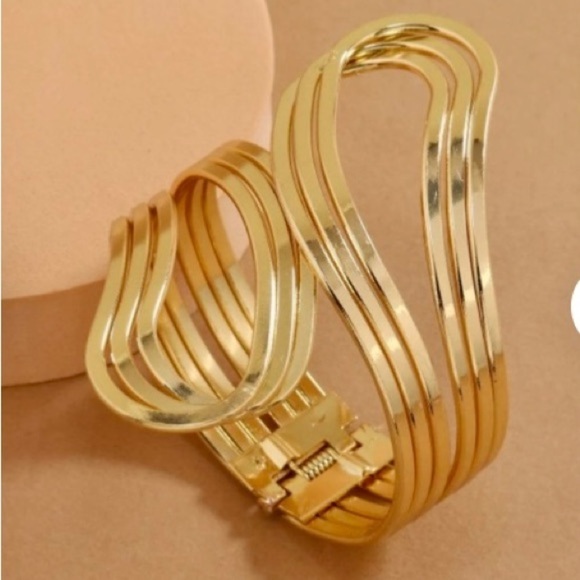 Stunning Gold Tone Cuff Bracelet with Modern Waves and a Spring Hinge. - Picture 5 of 10